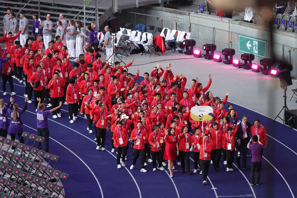 6月17日太阳城娱乐，中国代表团在开幕式上入场。新华社记者刘旸摄