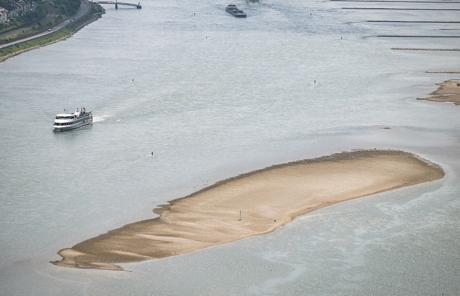 德国莱茵河因水位降低航运受阻