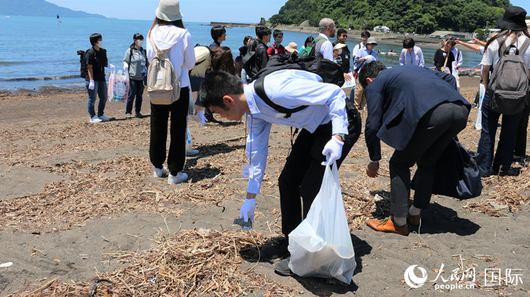 学生们体验海岸清扫。东谈主民网 许可摄