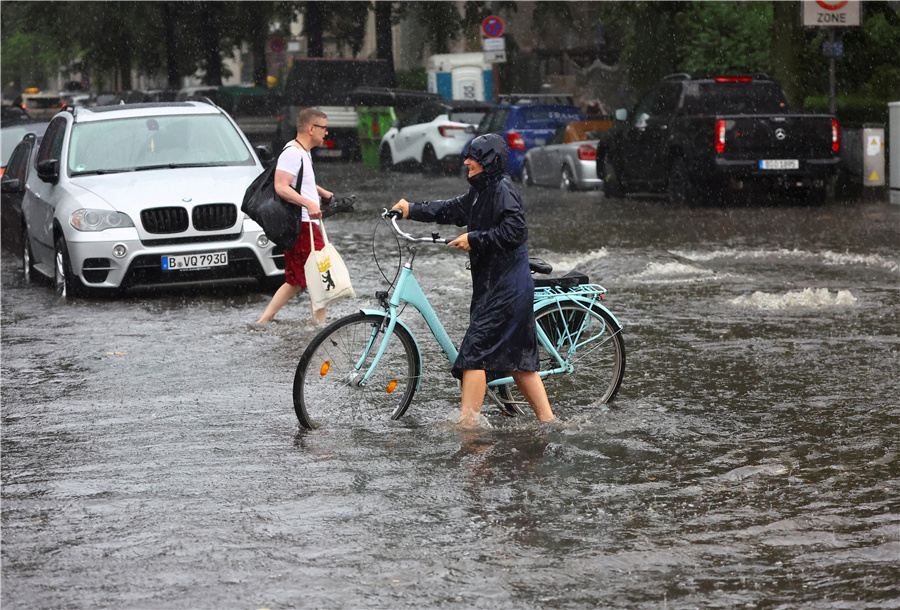 德国柏林遭遇强降雨 部分街道被淹