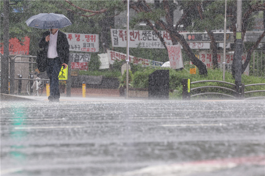 韩国各地普降大雨 造成一人死亡