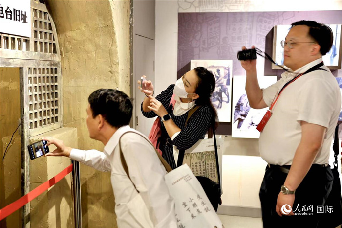 6月28日，澜湄合作媒体峰会研修班成员参观中国传媒大学校史馆――传媒博物馆。人民网 李世奇摄