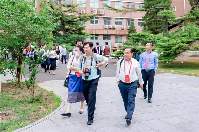 澜湄合作媒体峰会研修班成员在中国传媒大学校园内参观。中国传媒大学供图