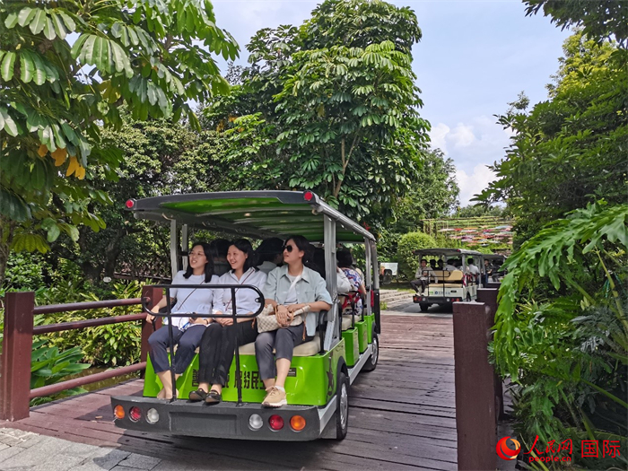 澜湄记者团乘坐电瓶车在广州海珠湿地国家公园内参观。人民网 蔡海若摄