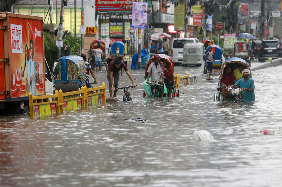 孟加拉国遭遇持续暴雨 街道洪水泛滥
