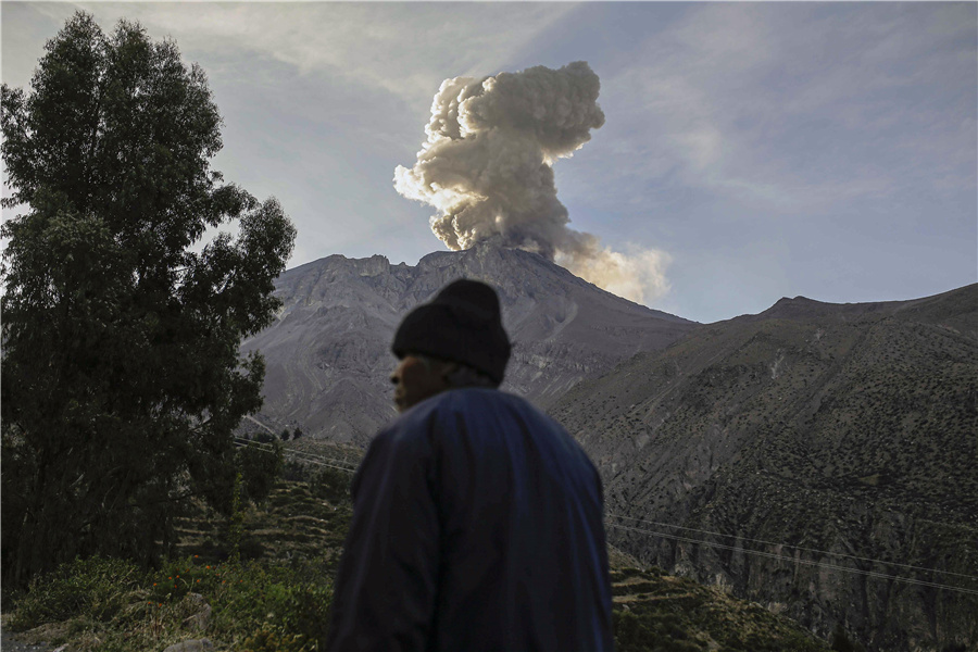 秘鲁乌维纳斯火山持续活跃