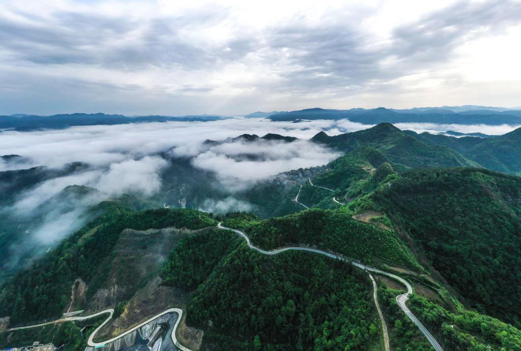 这是2023年4月26日在贵州省剑河县革东镇拍摄的苗寨云海景观（无人机照片）。新华社记者 杨文斌 摄