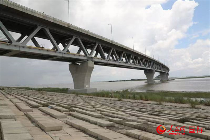 孟加拉国帕德玛大桥河道整治工程北岸整治区域长1.5千米，南岸长11.5千米，是目前世界上规模最大的河道整治工程。人民网记者 孙广勇摄
