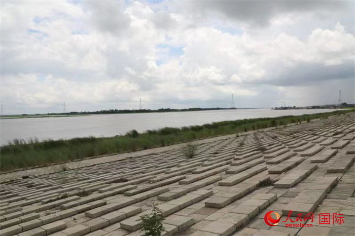 孟加拉国帕德玛大桥河道整治工程北岸整治区域长1.5千米，南岸长11.5千米，是目前世界上规模最大的河道整治工程。人民网记者 孙广勇摄