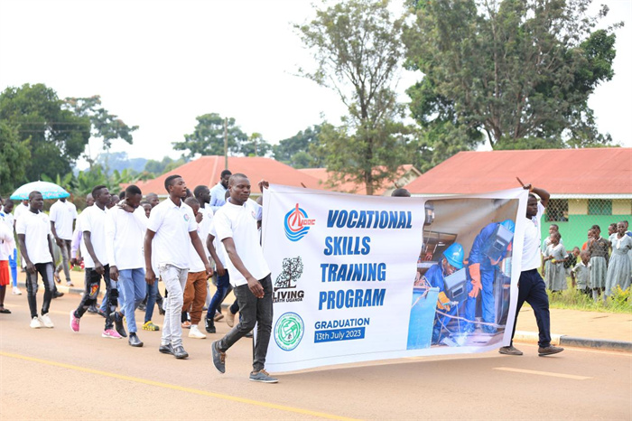 受资助的乌干达青年参加结业仪式。田雨摄