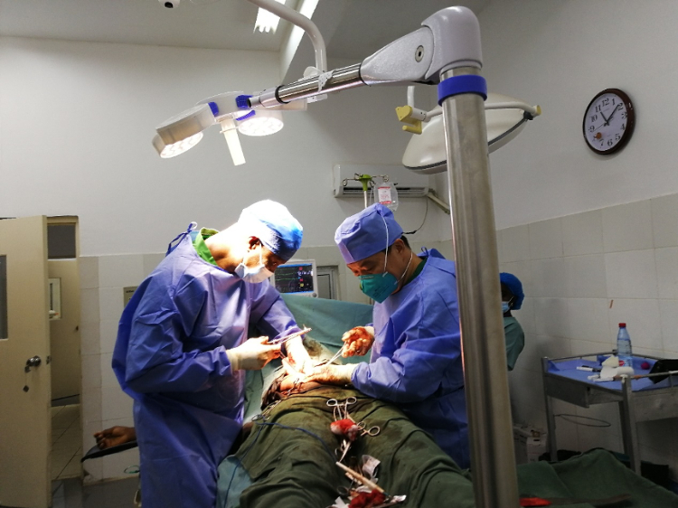 外科闫文貌主任主刀完成切口疝+脐疝修补术2024年排列五在线。中国第二十九批援几内亚医疗队供图