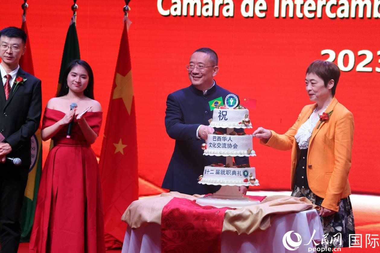 田敏と上官建峰は共同でケーキを切って就任式の開催を祝った。人民網記者の時元皓撮影
