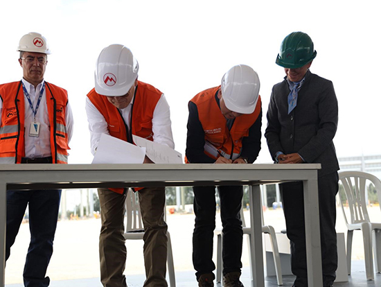 建造期开工令郑重签署。波哥地面铁一号线情势公司供图