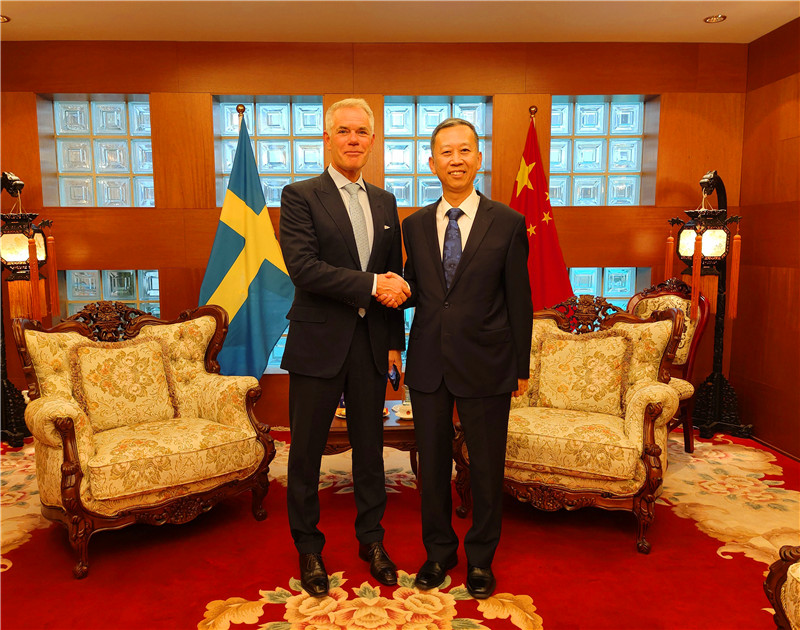 图为崔爱民大使（左）与罗伦主席（右）。中国驻瑞典大使馆供图。