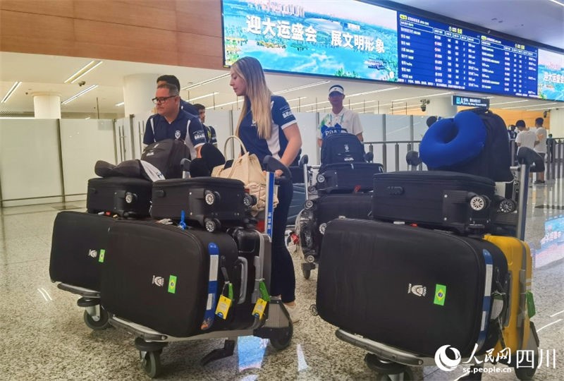图为取完行李的巴西代表团成员。人民网记者 王洪江摄