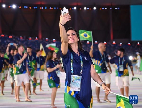 图为7月28日，巴西大学生体育代表团在开幕式上入场。新华社记者 王曦 摄