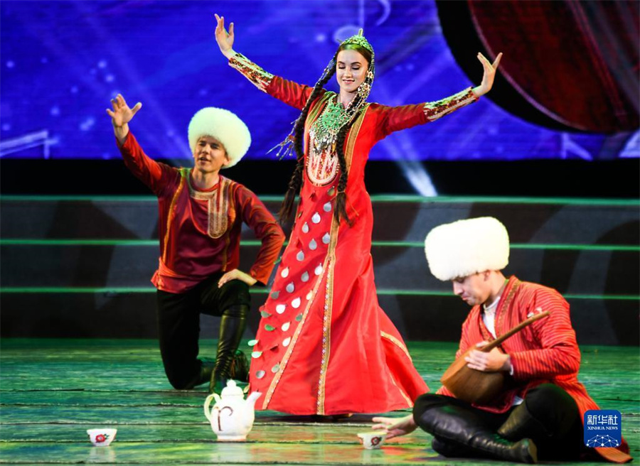 土库曼斯坦歌舞晚会《来自土库曼的艺术之花》在乌鲁木齐上演