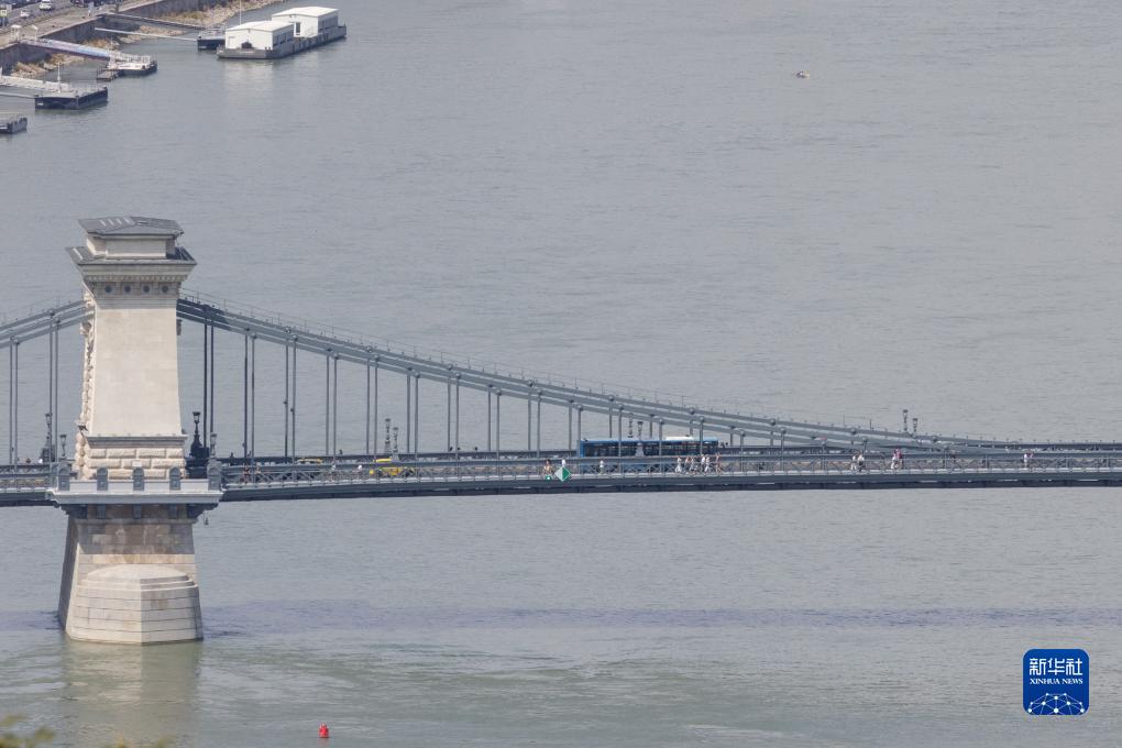 布达佩斯链子桥重新向行人开放 