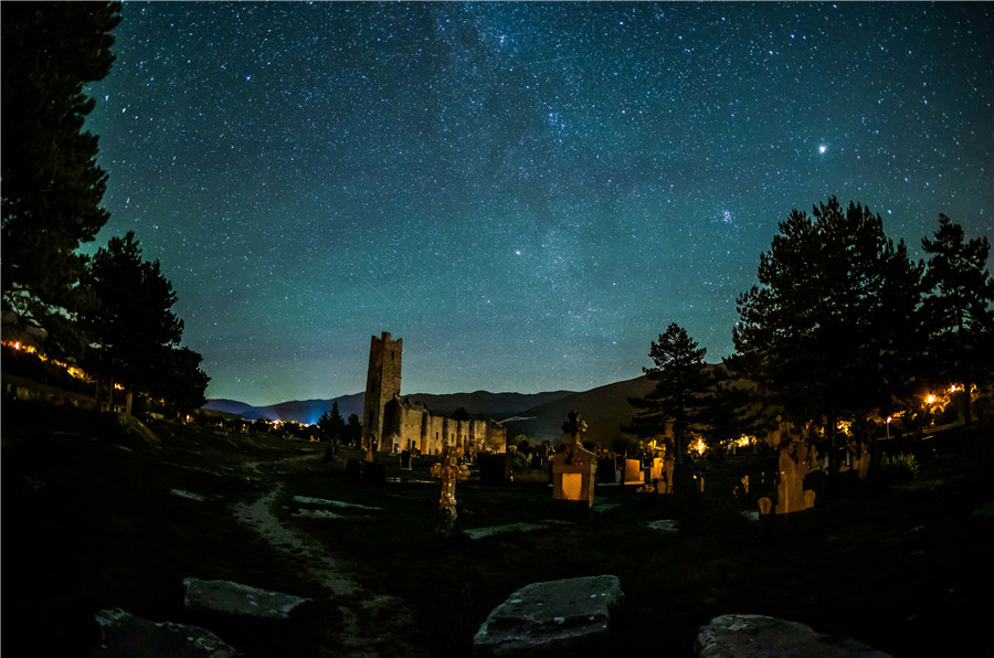克罗地亚英仙座流星雨降临 教堂遗址上空繁星闪烁