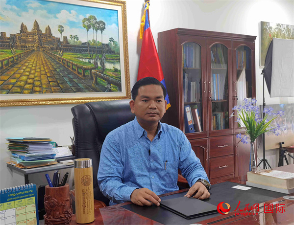 柬埔寨皇家科学院国际关系研究所所长金平在金边接受人民网记者采访。人民网记者 杜明明 摄