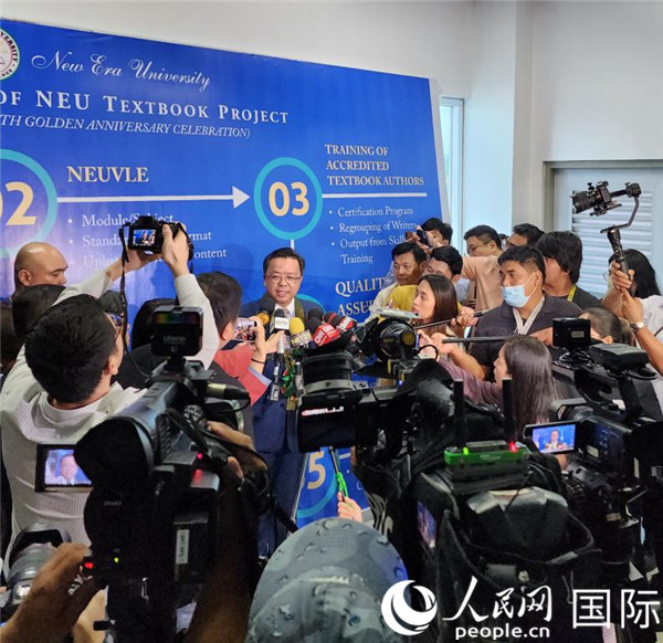 中国驻菲律宾大使黄溪连回答媒体提问。人民网记者樊帆 摄