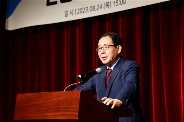 韩国国会前议员金星坤致辞。中国驻韩使馆供图