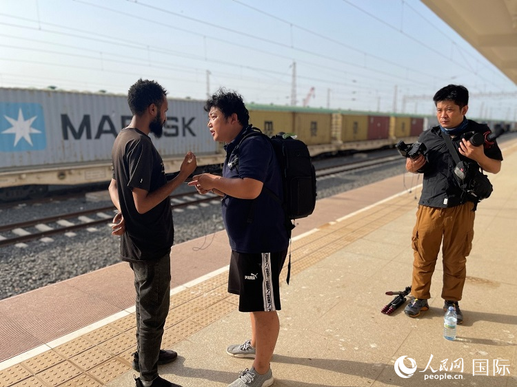 亞吉鐵路吉布提線工作人員介紹列車運(yùn)營情況。人民網(wǎng)記者 趙艷紅攝