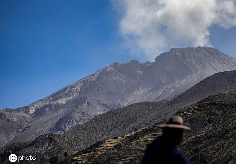 秘鲁乌维纳斯火山持续喷发