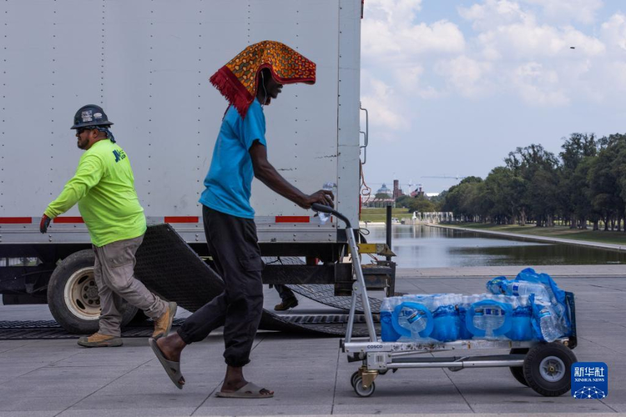 9月7日，在美国首都华盛顿，一名商贩运送瓶装水。新华社发（亚伦摄）