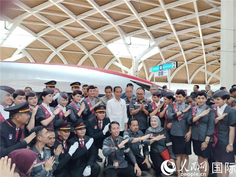 印尼总统佐科与雅万高铁乘务员及中印尼嘉宾合影。人民网记者 李培松摄