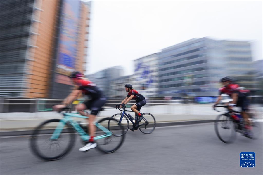 9月17日，人们在比利时布鲁塞尔的“无车日”骑自行车出行。新华社记者 郑焕松 摄