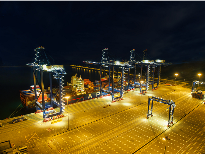 莱基港实行7×24小时装卸作业机制。受访者供图
