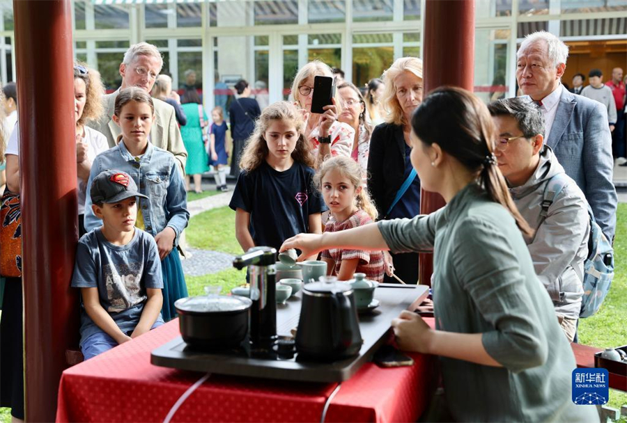 9月16日，参观者在比利时布鲁塞尔的中国使馆开放日活动上观看茶艺展示。新华社记者 赵丁�� 摄
