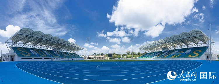2023年9月12日，位于所罗门群岛首都霍尼亚拉的中国援所罗门群岛2023年太平洋运动会体育场馆。（人民网 贺吉摄）