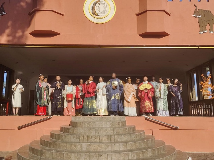 圭亚那大学孔子学院学员表演中华传统服装秀。（圭亚那大学孔子学院供图）