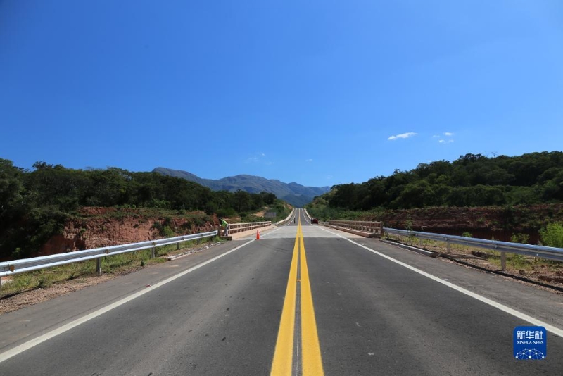 这是2023年5月16日拍摄的玻利维亚埃尔埃斯皮诺公路。新华社发