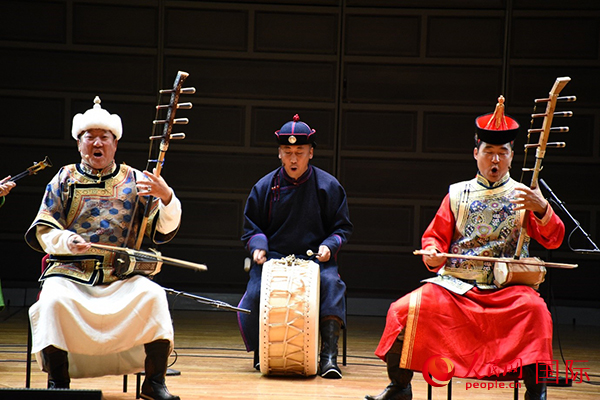 内蒙古艺术剧院扮演的《草原颂》剧照。东说念主民网记者 殷淼摄