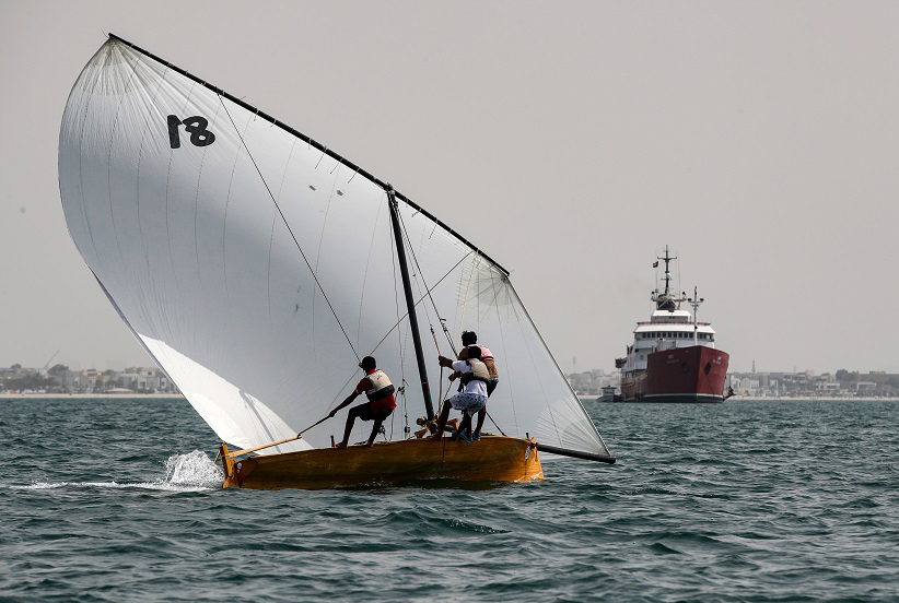 迪拜举行传统单桅帆船赛