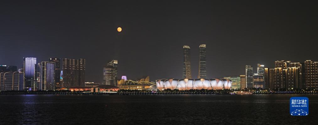 这是9月29日在杭州拍摄的杭州奥体中心体育场和满月。新华社发（李忠摄）