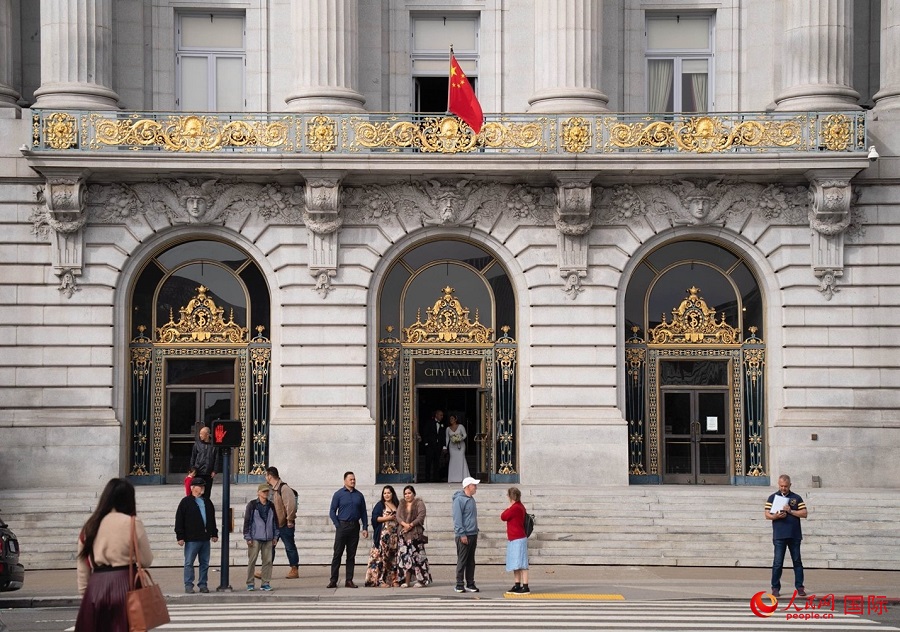 当地时间9月29日，旧金山市政厅阳台升起中国国旗，庆祝中华人民共和国成立74周年。人民网记者 邓圩摄