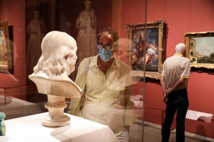2020年8月27日，人们在美国纽约大都会艺术博物馆第五大道主馆参观。新华社记者王迎摄