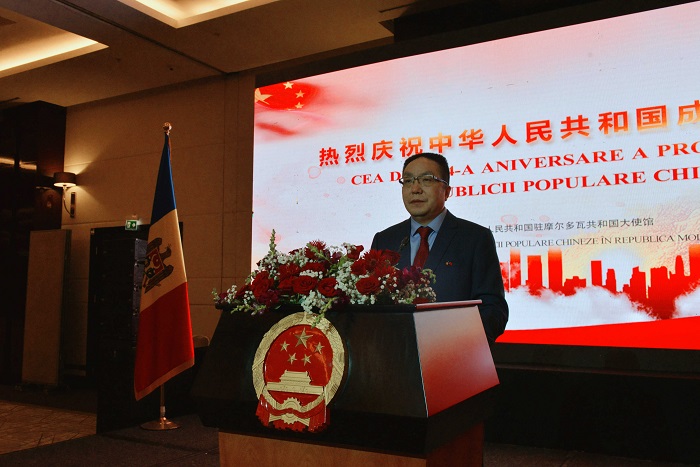 9月27日，中国驻摩尔多瓦大使馆举办庆祝中华人民共和国成立74周年招待会。中国驻摩尔多瓦大使闫文滨发表致辞。中国驻摩尔多瓦大使馆供图