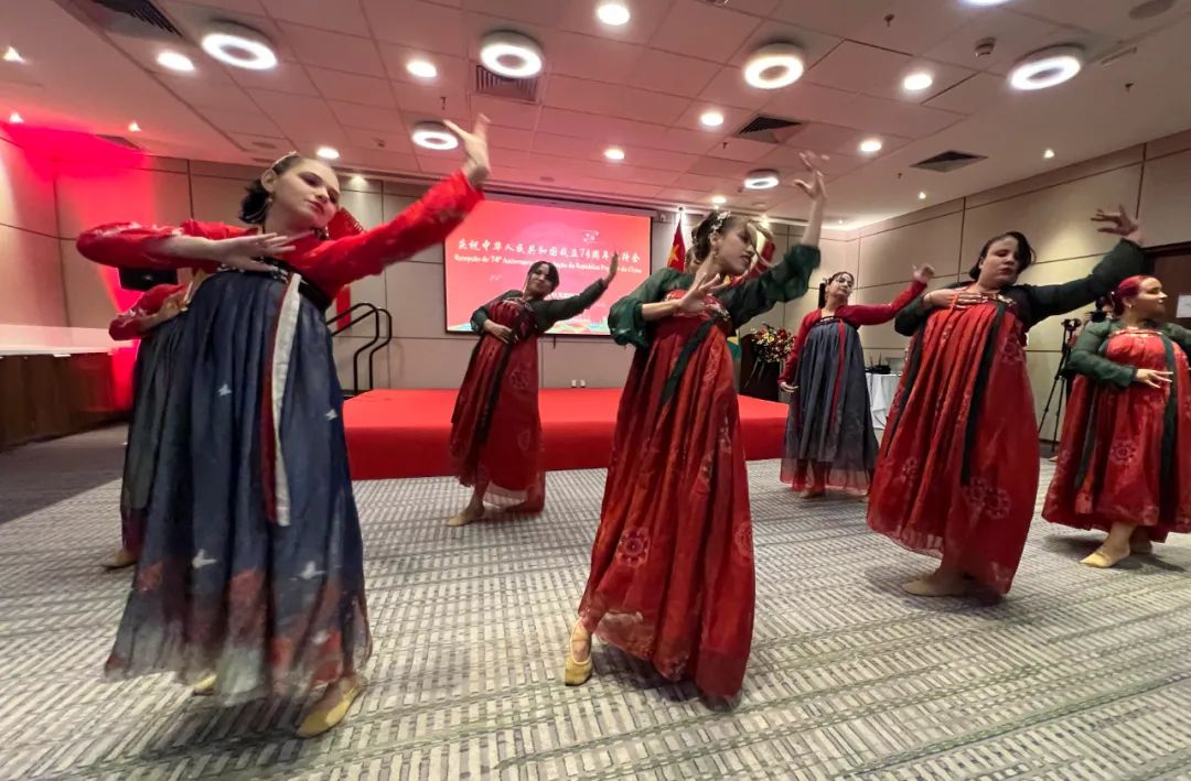 レセプションは盛り上がり、バーナンブゴ大学孔子学院のブラジル人学生が心を込めて準備した中国の伝統舞踊を披露した。レシフェ駐在中国総領事館供図