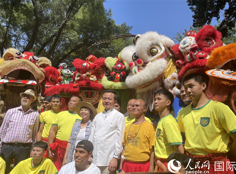張潤大使偕夫人の段尼燕さんは仏山獅子舞団のメンバーと写真を撮った。人民網記者彭敏摂