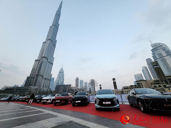 图为在迪拜哈利法塔公园展示的中国品牌汽车。人民网记者 管克江摄