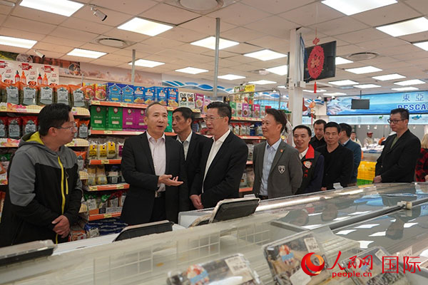 王卫大使走访中国城店铺。人民网记者 许放摄