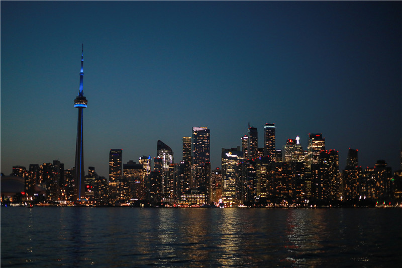 加拿大多伦多夜幕降临 城市天际线灯光璀璨