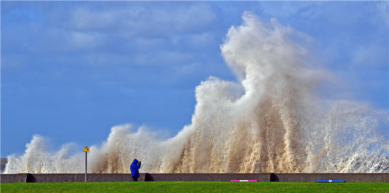 英国威勒尔市海滨地区刮起强风 海浪阵阵拍打海岸