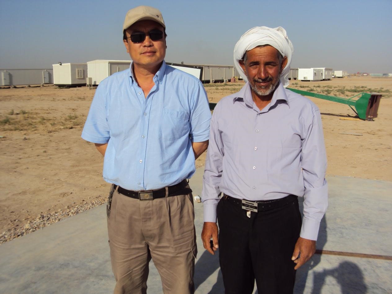 刚来项目找工作的奥德（右一）。中国石油工程建设有限公司供图