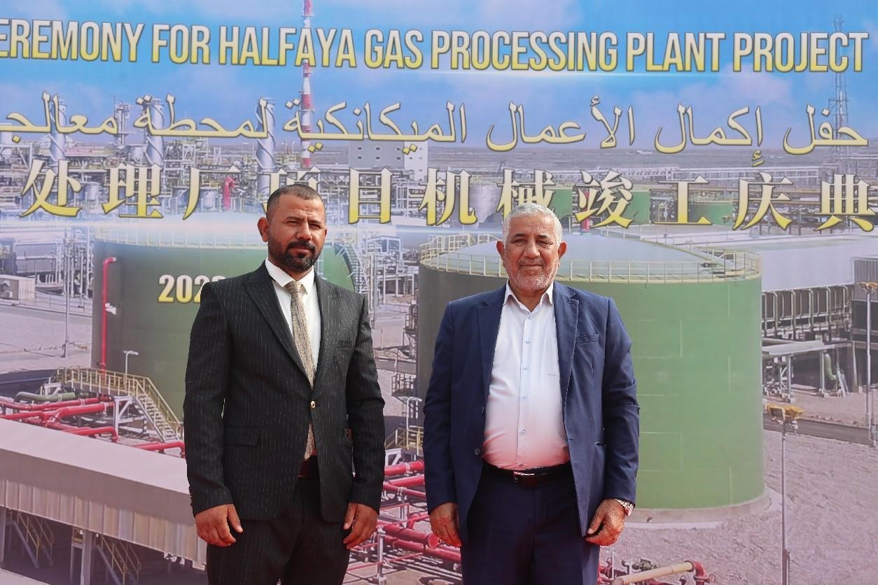 奥德（右一）和儿子阿拉·阿卜杜拉参加近日举行的哈法亚天然气处理厂项目机械竣工仪式。中国石油工程建设有限公司供图